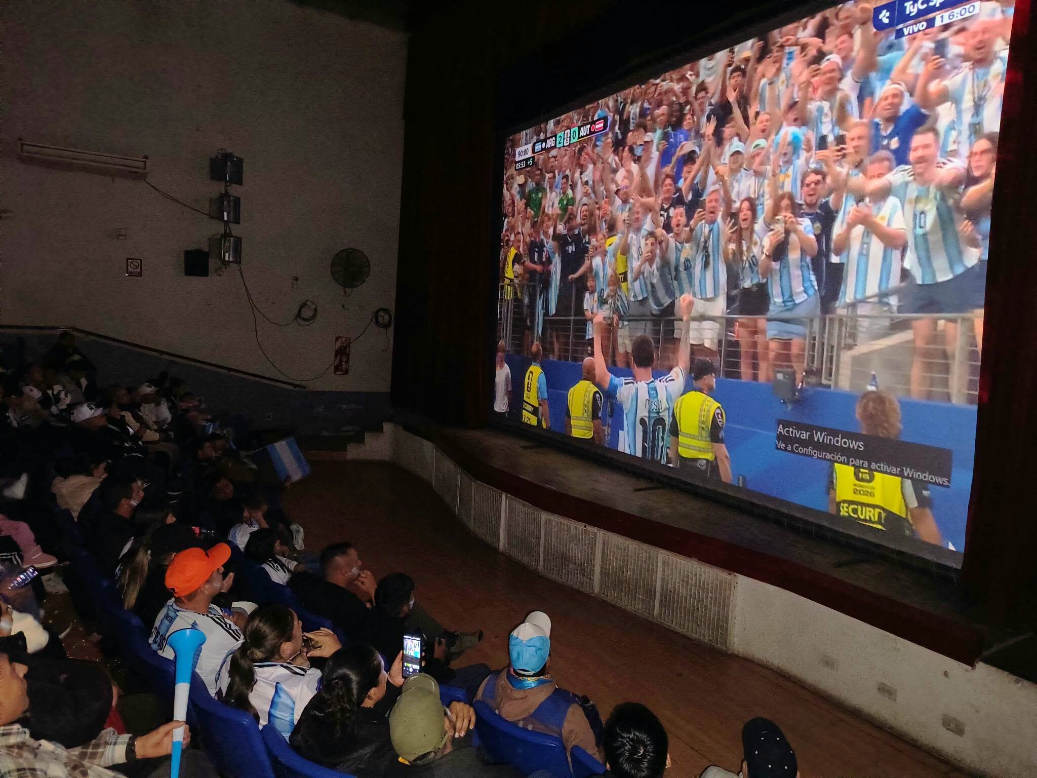 MÁS DE 300 PERSONAS VIVIERON LA VICTORIA DE ARGENTINA EN PANTALLA GIGANTE EN LA CASA DE LA CULTURA DE ORÁN