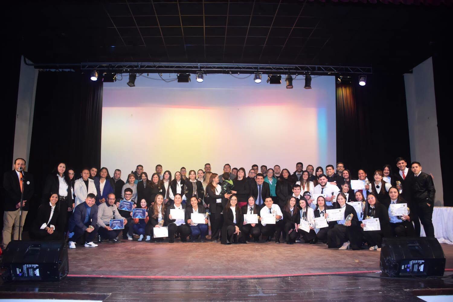 TRES ISLETAS: EMOTIVO ACTO DE EGRESADOS DEL IES “JOSÉ MANUEL ESTRADA” EN EL CINE TEATRO LUIS LANDRISCINA