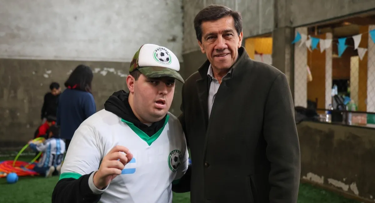 El gobernador visitó la primera escuela de fútbol para niños y jóvenes con autismo