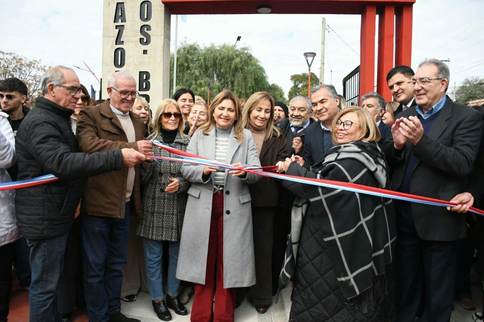 La intendente Fuentes y el secretario Benavente inauguraron la nueva plazoleta Hermanos Briz en el barrio Jardín