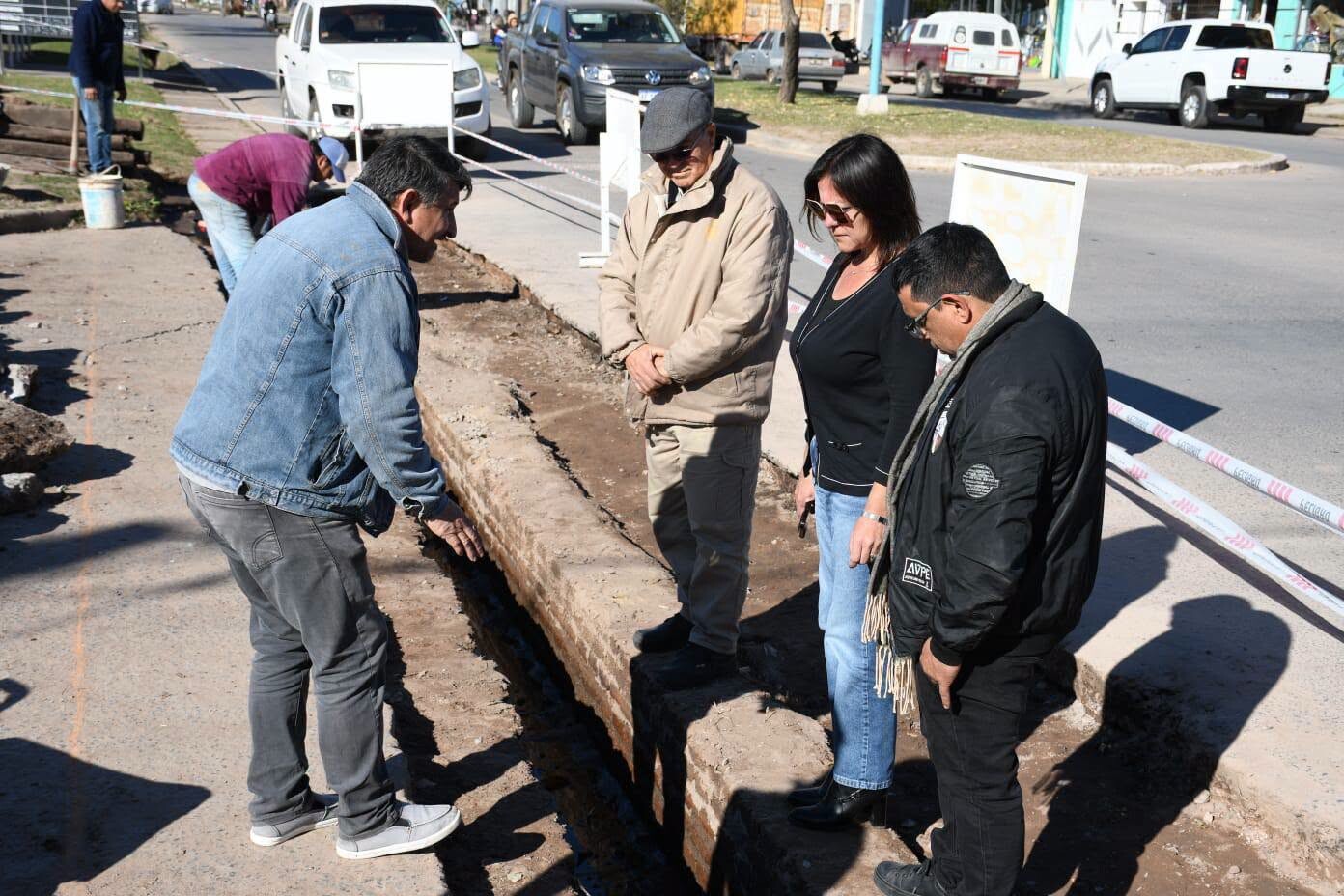 TRES ISLETAS: LA JEFA COMUNAL CONTINÚA CON LOS AVANCES DE LAS ALCANTARILLAS EN EL ACCESO A LA TERMINAL