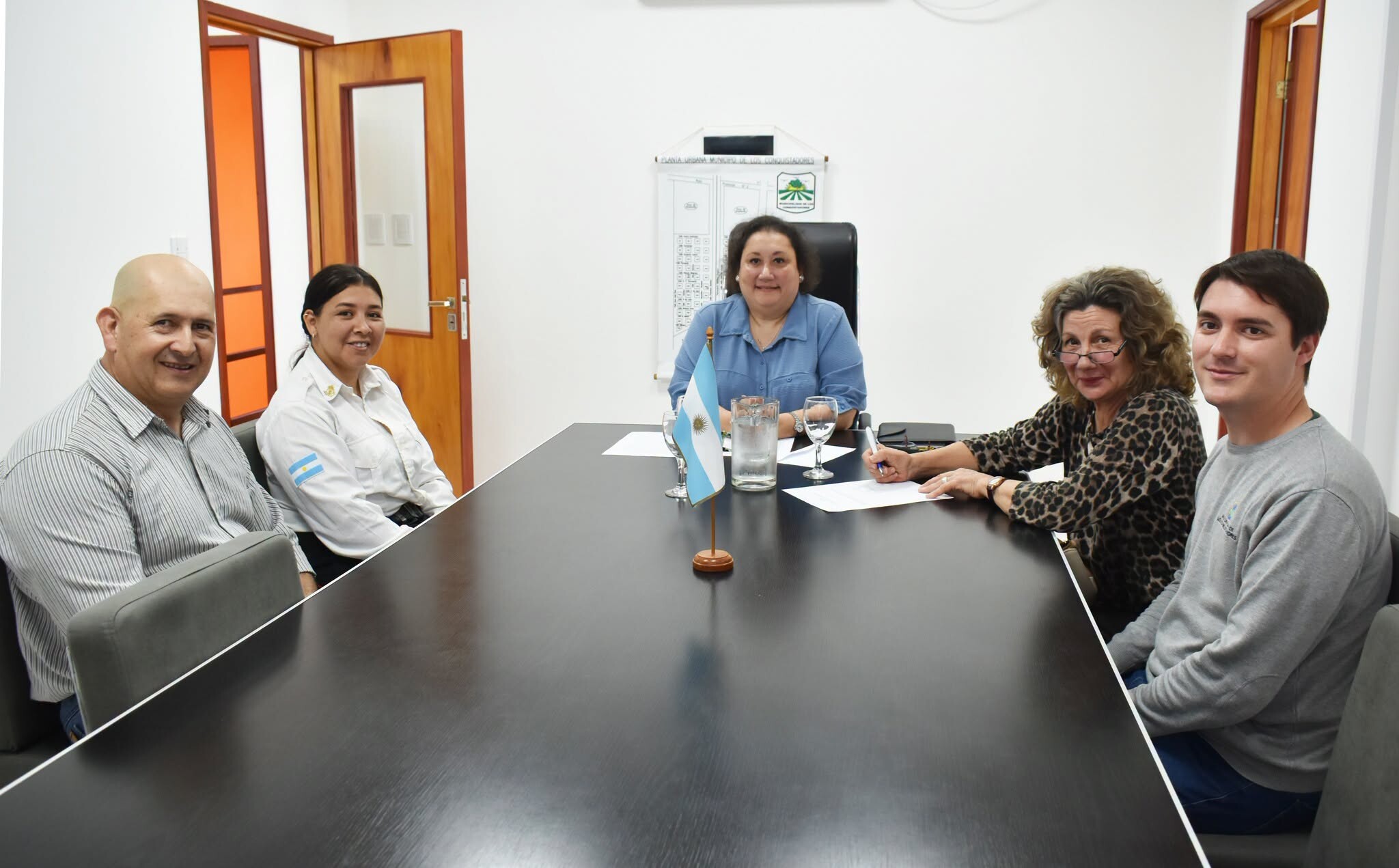 Acuerdo institucional clave entre el municipio de Los Conquistadores y los bomberos voluntarios.