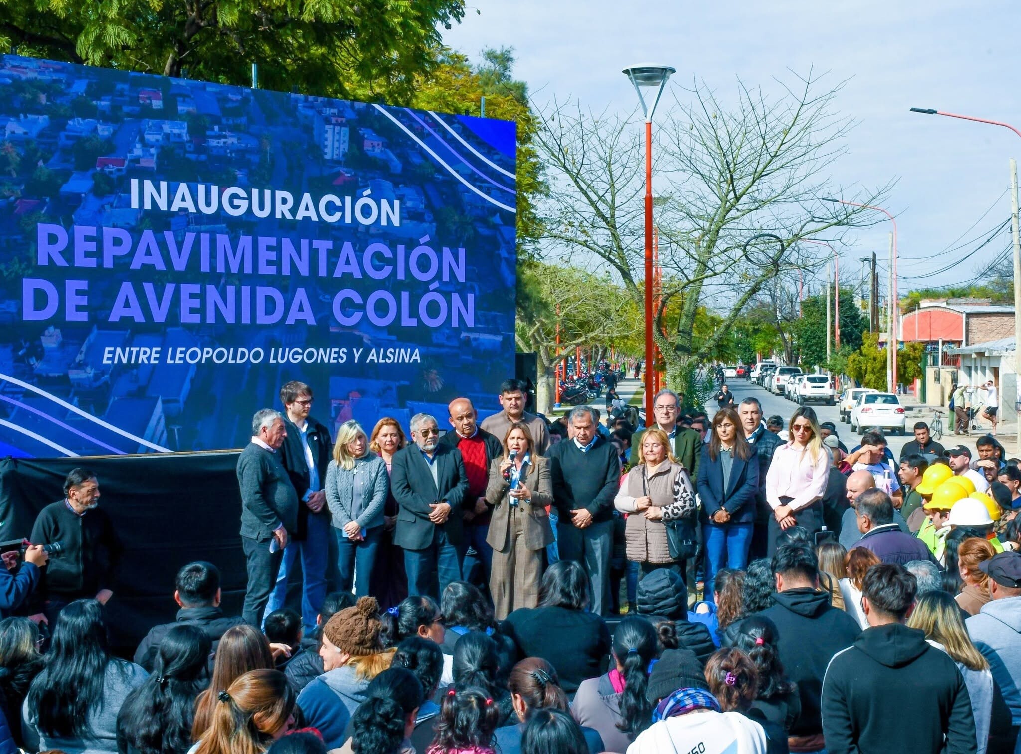 La intendente Fuentes acompañada por vecinos inauguró la repavimentación de 58 cuadras de la Av. Colón La intendente Fuentes acompañada por vecinos inauguró la repavimentación de 58 cuadras de la Av. Colón