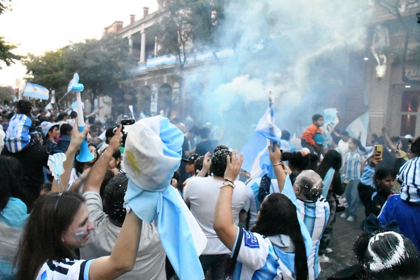 Santiago del Estero se vistió de celeste y blanco: una multitud celebró la clasificación de Argentina a la final
