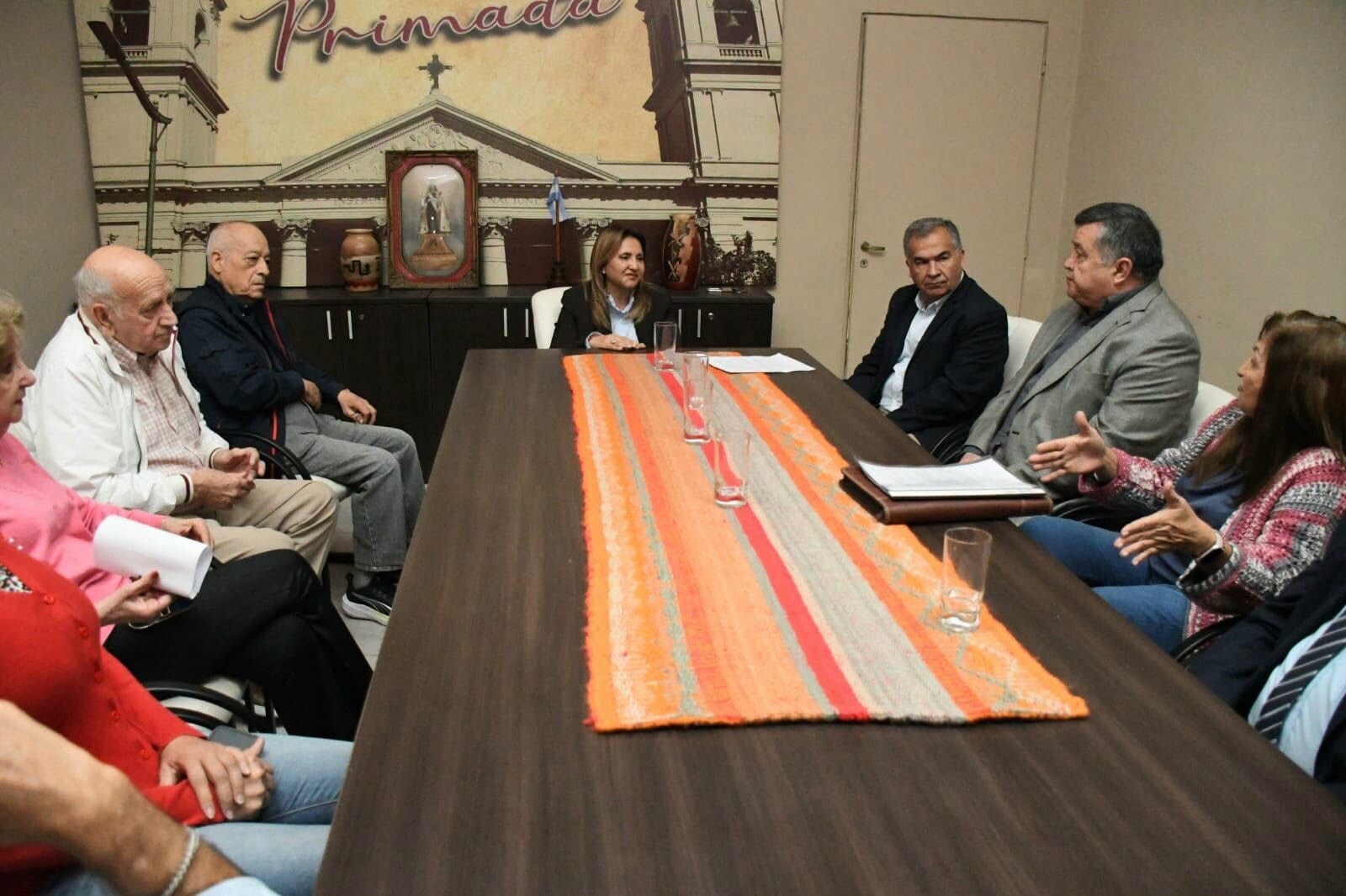 La intendente Fuentes y el secretario Benavente se reunieron con directivos de la Asociación Santiagueña Amigos del Newcom La intendente Fuentes y el secretario Benavente se reunieron con directivos de la Asociación Santiagueña Amigos del Newcom