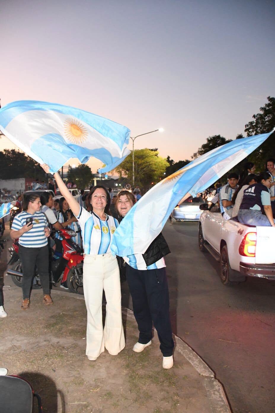 TRES ISLETAS: LA ILUSIÓN SIGUE INTACTA: LA LIC. MARCELA DUARTE ACOMPAÑÓ LOS FESTEJOS DE ARGENTINA FINALISTA