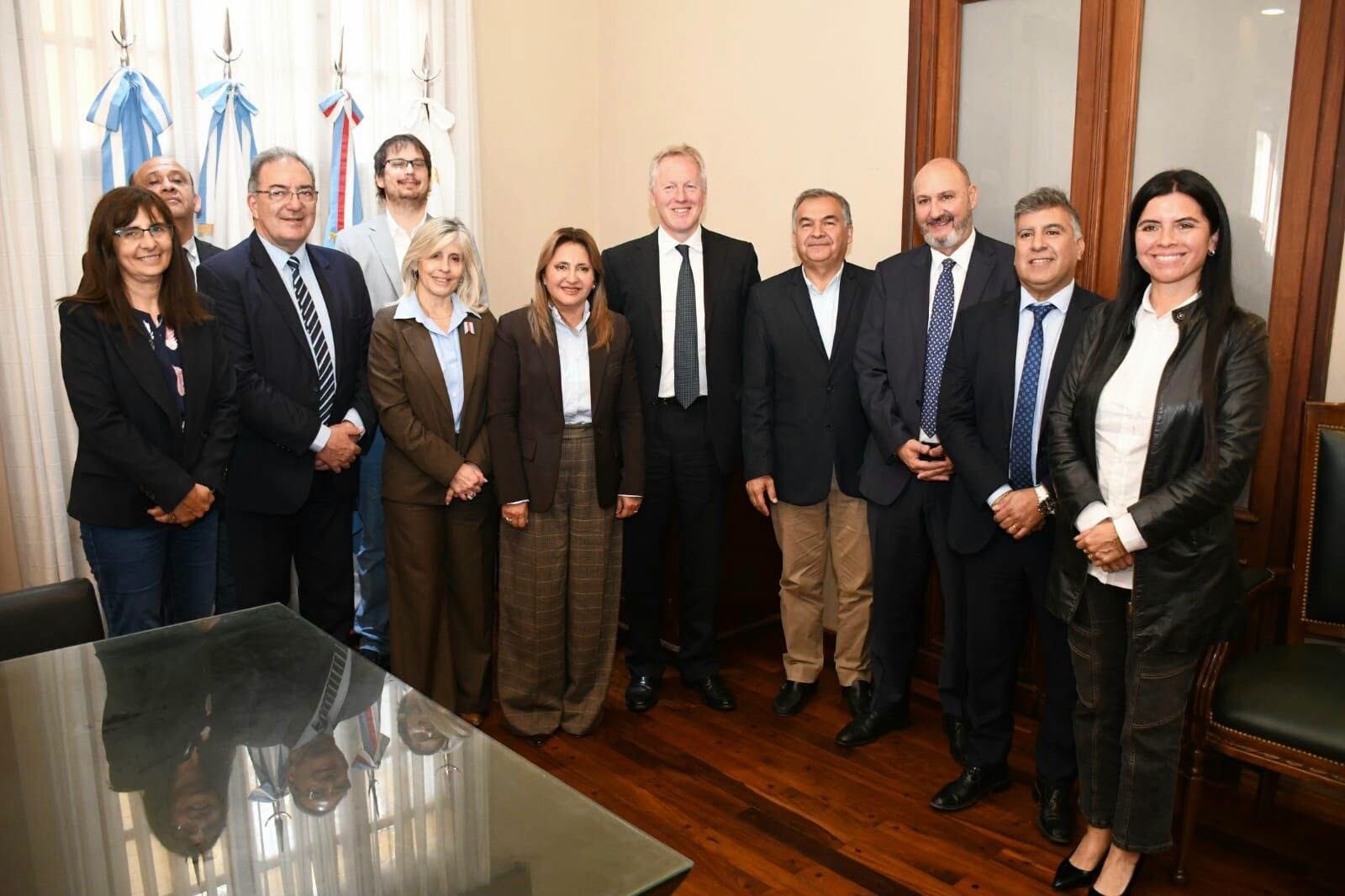 La intendente Fuentes recibió al embajador del Reino Unido en la Municipalidad La intendente Fuentes recibió al embajador del Reino Unido en la Municipalidad