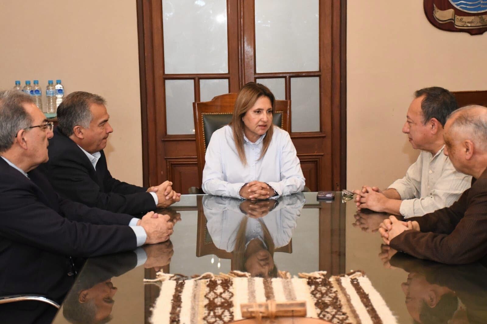 La intendente Fuentes recibió en el salón de acuerdos a referentes de los Derechos Humanos La intendente Fuentes recibió en el salón de acuerdos a referentes de los Derechos Humanos
