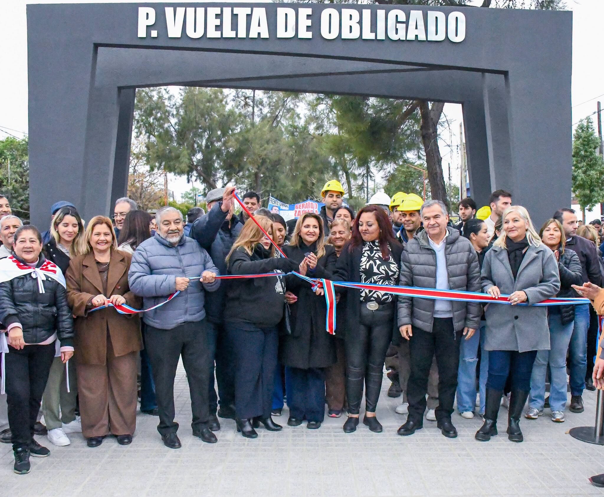 752488626_1354948736042356_7945310460018953545_n.jpg La intendente Fuentes acompañada por vecinos inauguró la puesta en valor del paseo Vuelta de Obligado en el barrio Almirante Brown