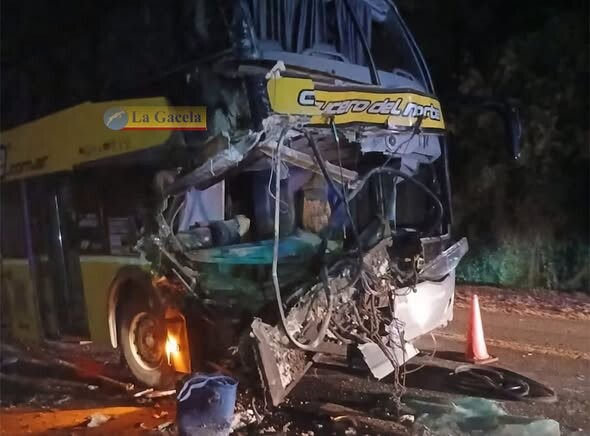 MISIONES BRUTAL CHOQUE ENTRE UN CAMIÓN Y UN MICRO.