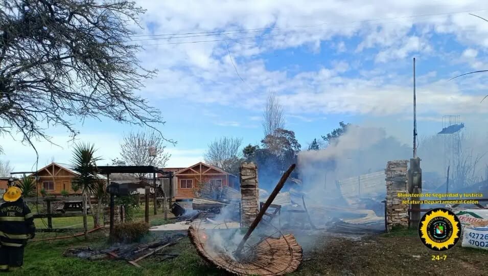 COLÓN: INVESTIGACIÓN POR INCENDIO EN UN COMPLEJO DE CABAÑAS.