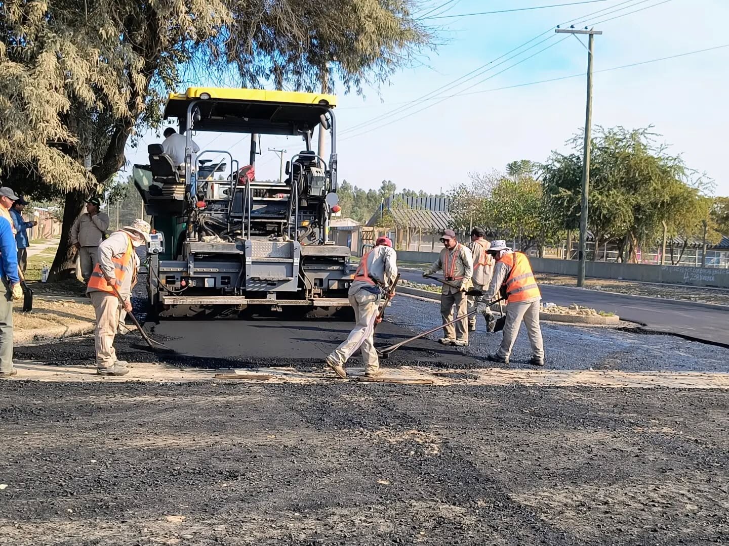 Avanzan las obras de pavimentación frente a la Escuela República de Turquía en Orán