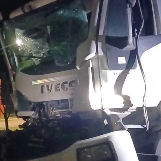 Un fuerte impacto entre dos camiones dejó como saldo un conductor herido.