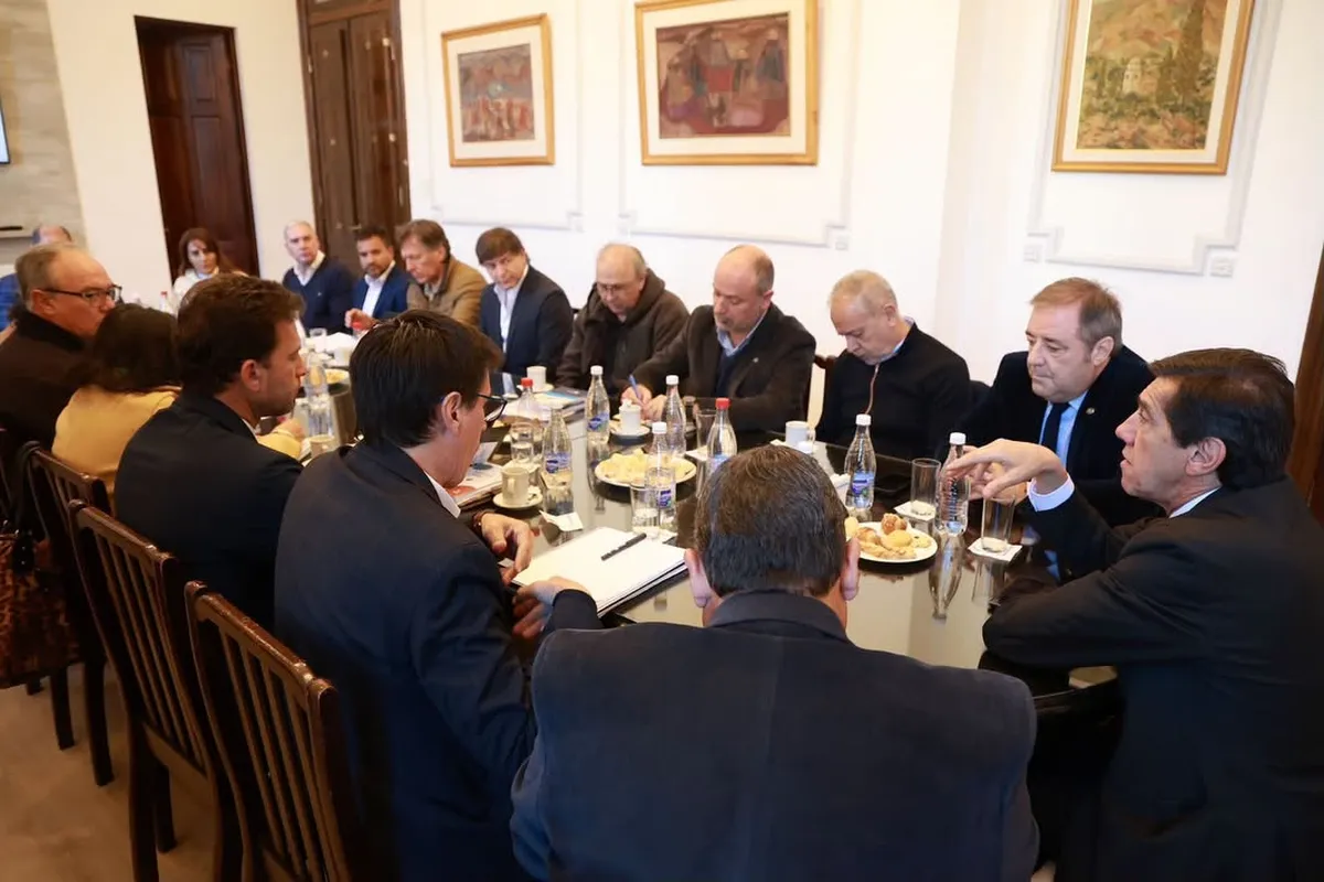Sadir encabezó una reunión de gabinete para evaluar el avance del plan de obras en la provincia
