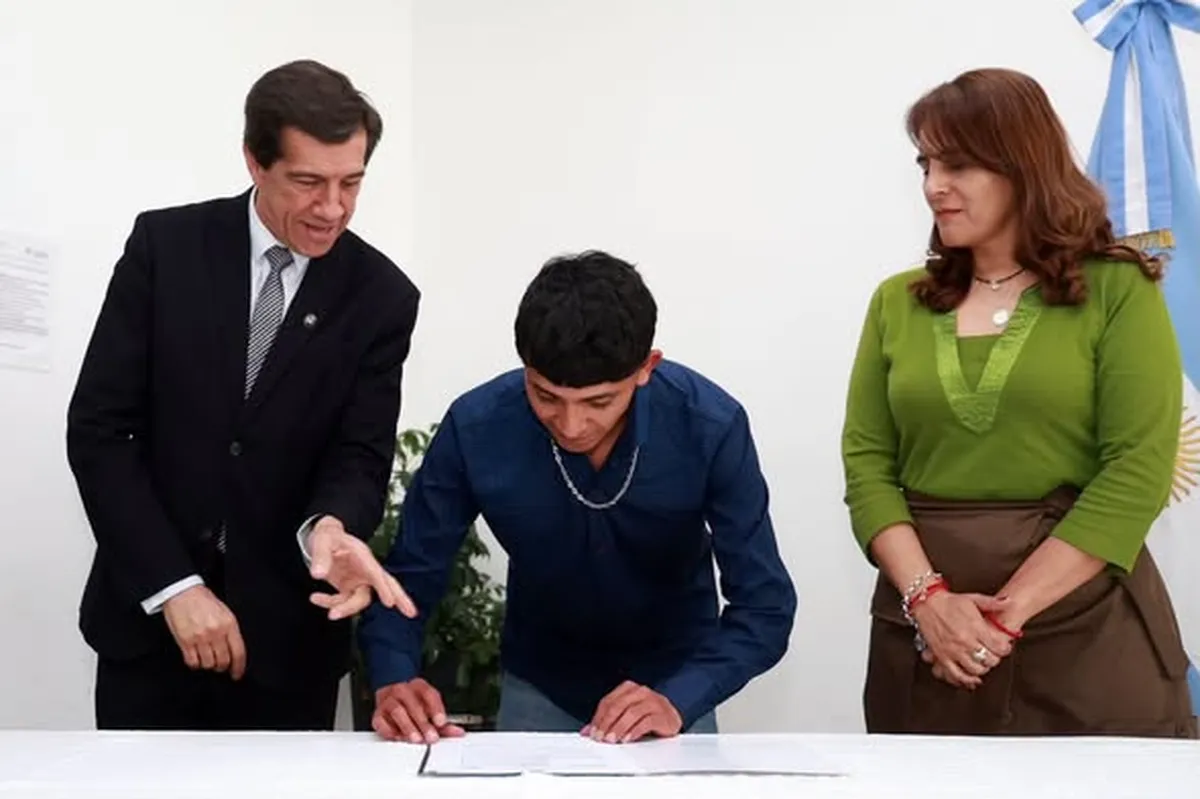 Sadir encabezó la formalización de contratos para 130 agentes de Servicios Generales