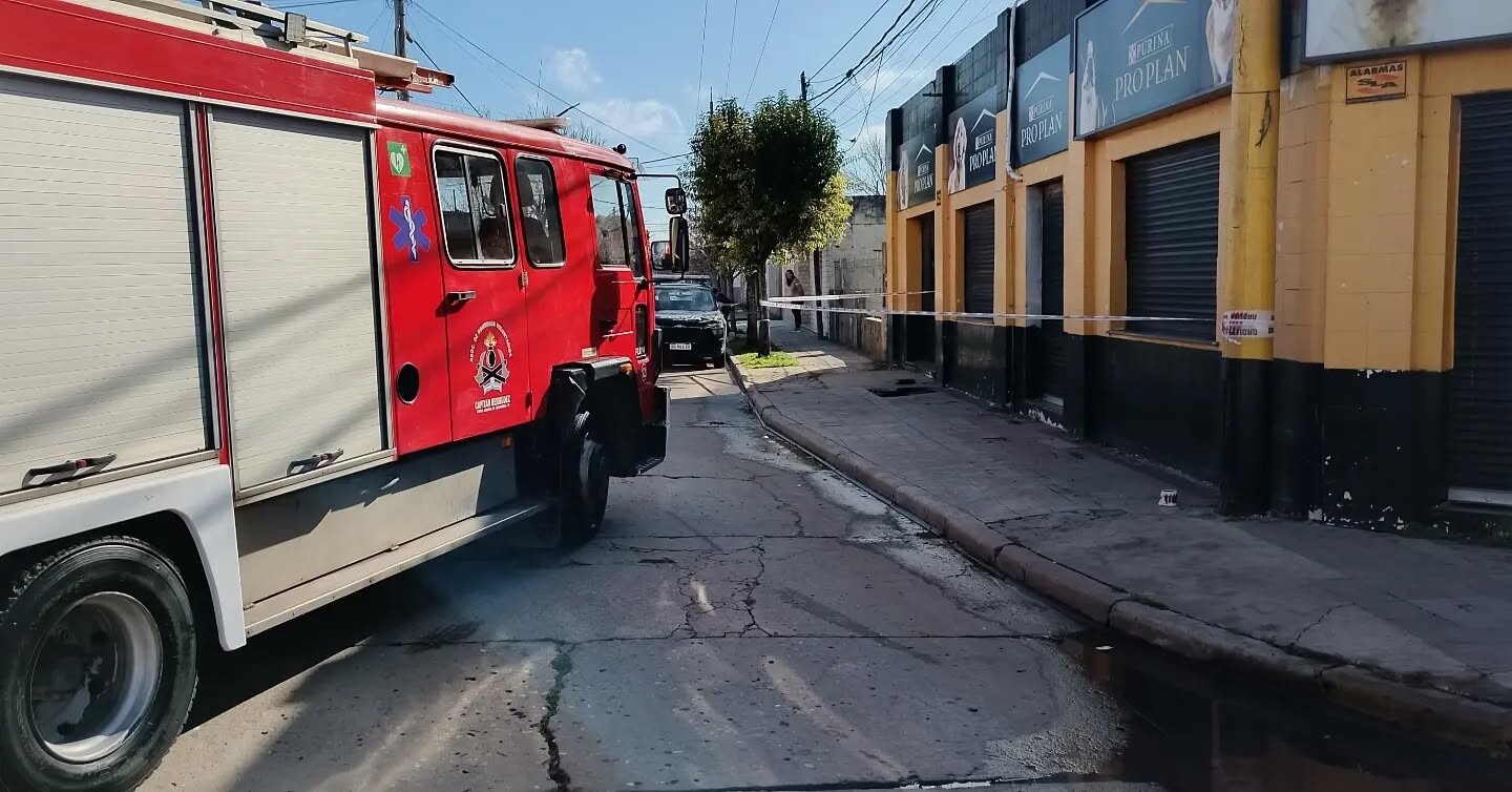 Bomberos rescataron a una mujer que cayó a un pozo ciego