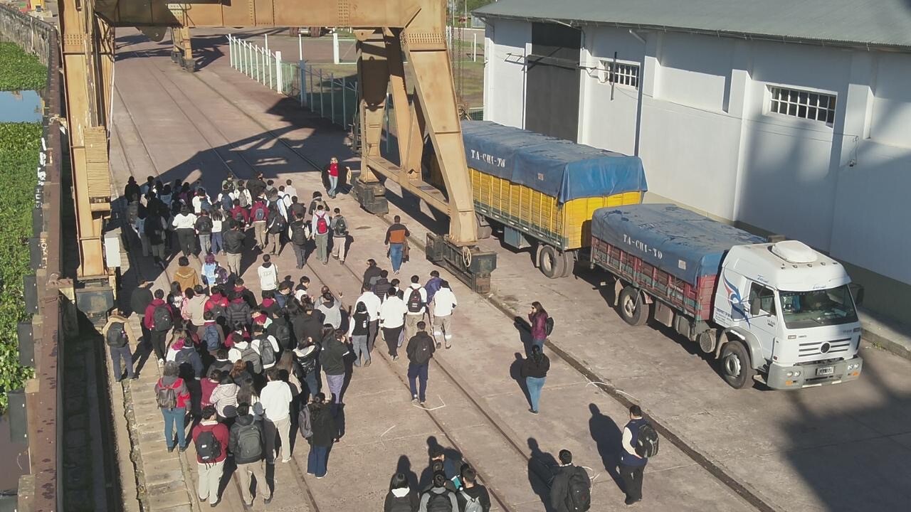ALUMNOS DE BARRANQUERAS CONOCIERON LA OPERATORIA Y EL CRECIMIENTO DEL PUERTO