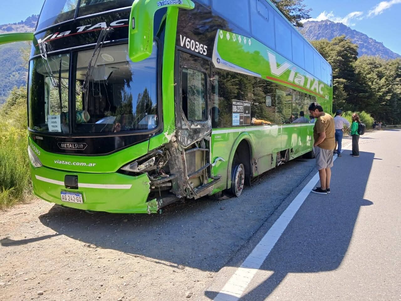 Violento choque en ruta 40 entre una camioneta y un colectivo de larga distancia