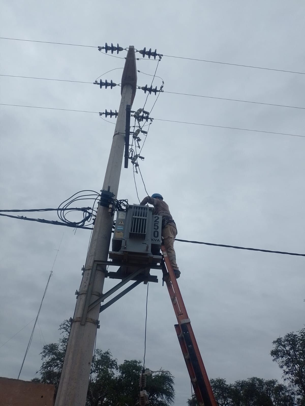PARAJE EL TARTAGAL: CON UN NUEVO TRANSFORMADOR, SECHEEP RESTABLECIÓ EL SUMINISTRO ELÉCTRICO