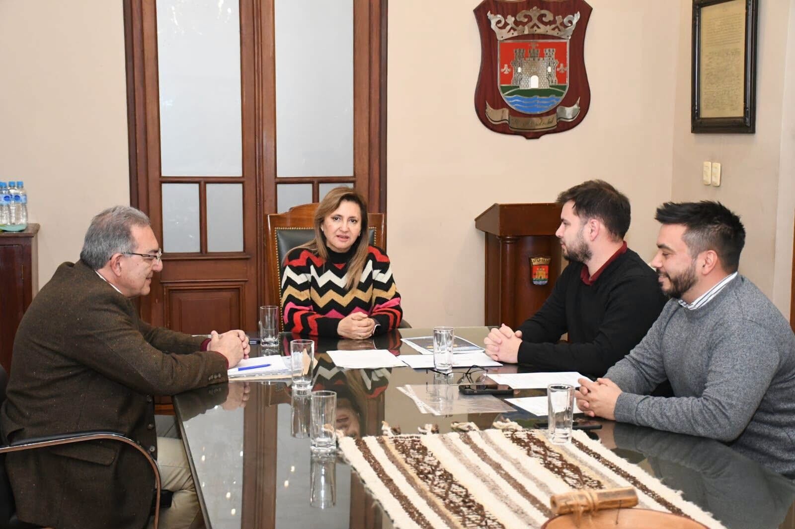 La intendente Fuentes recibió en el salón de acuerdos a directivos de la Fundación Nocka Munayki