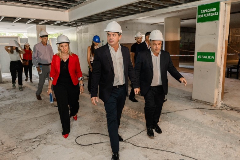 El gobernador de San Juan,Marcelo Orrego recorrió las obras de remodelación del Teatro Sarmiento