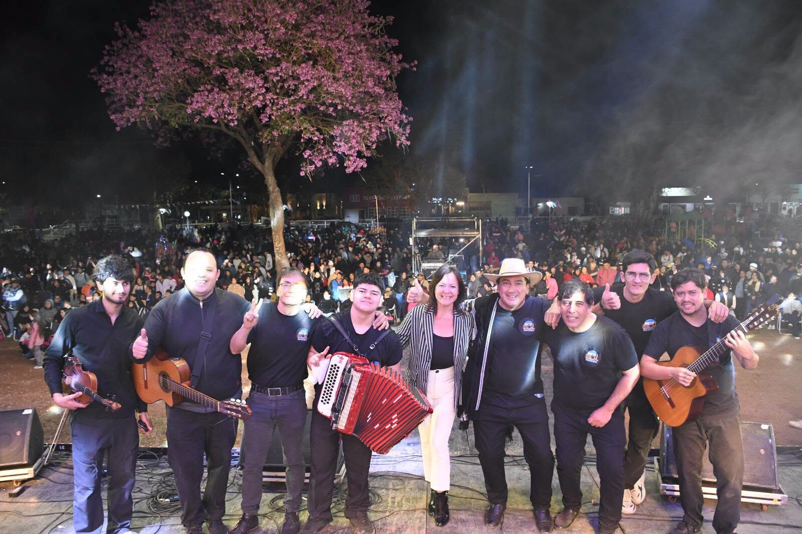 TRES ISLETAS: EL VIERNES POR LA NOCHE, LA PEÑA DEL PUEBLO HIZO VIBRAR AL PÚBLICO