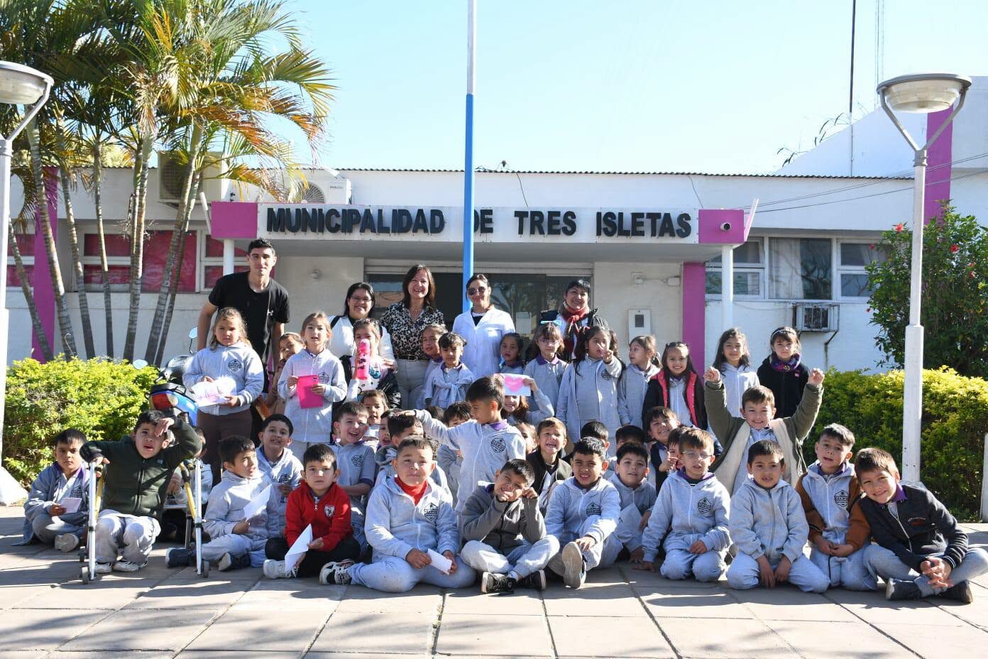 TRES ISLETAS: EL MUNICIPIO RECIBIÓ UNA EXCURSIÓN EDUCATIVA PARA CONOCER Y CELEBRAR NUESTRA CIUDAD