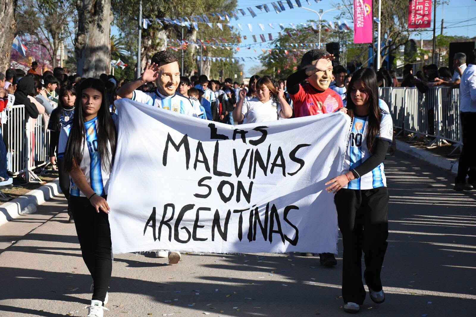 LAS INSTITUCIONES EDUCATIVAS DIJERON PRESENTE EN EL DESFILE POR LOS 89° ANIVERSARIO DE TRES ISLETAS