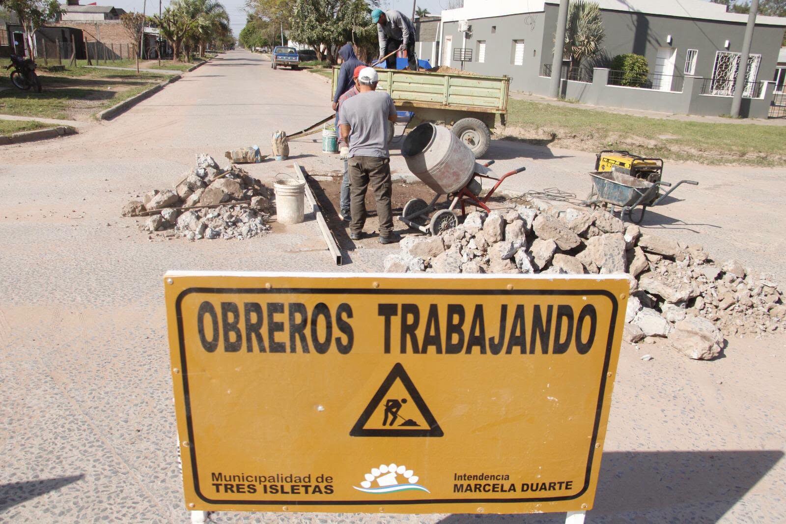 TRES ISLETAS: EL ÁREA DE OBRAS Y SERVICIOS PÚBLICOS CONTINÚA CON LAS OBRAS DE BACHEO Y REPARACIÓN DE CALZADA