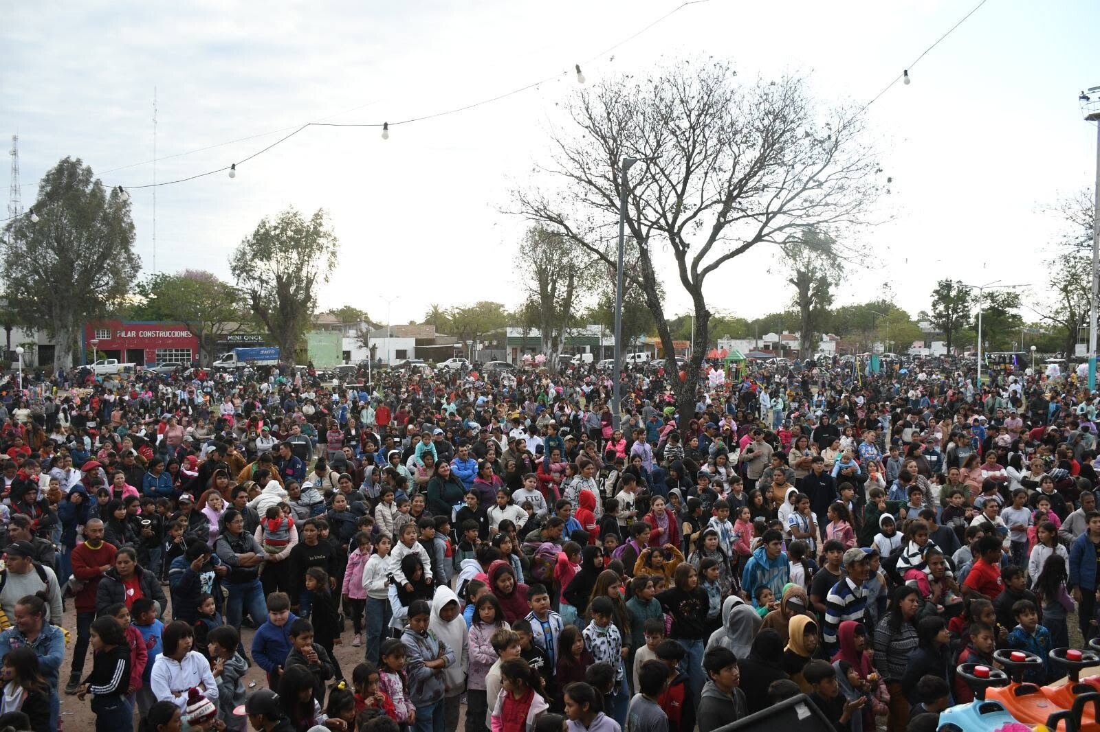 TRES ISLETAS: ANTE UNA MULTITUD, LA GESTIÓN MUNICIPAL REALIZÓ LOS FESTEJOS POR EL DÍA DE LAS INFANCIAS EN EL PASEO DE LA JUVENTUD