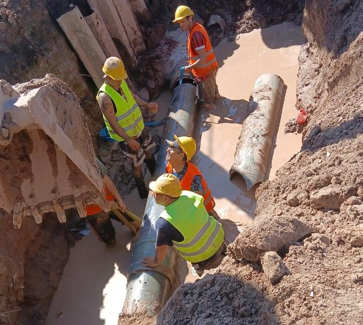 SAMEEP REPARÓ EL CAÑO DEL ANILLADO DE SÁENZ PEÑA Y RESTABLECIÓ EL SERVICIO DE AGUA POTABLE
