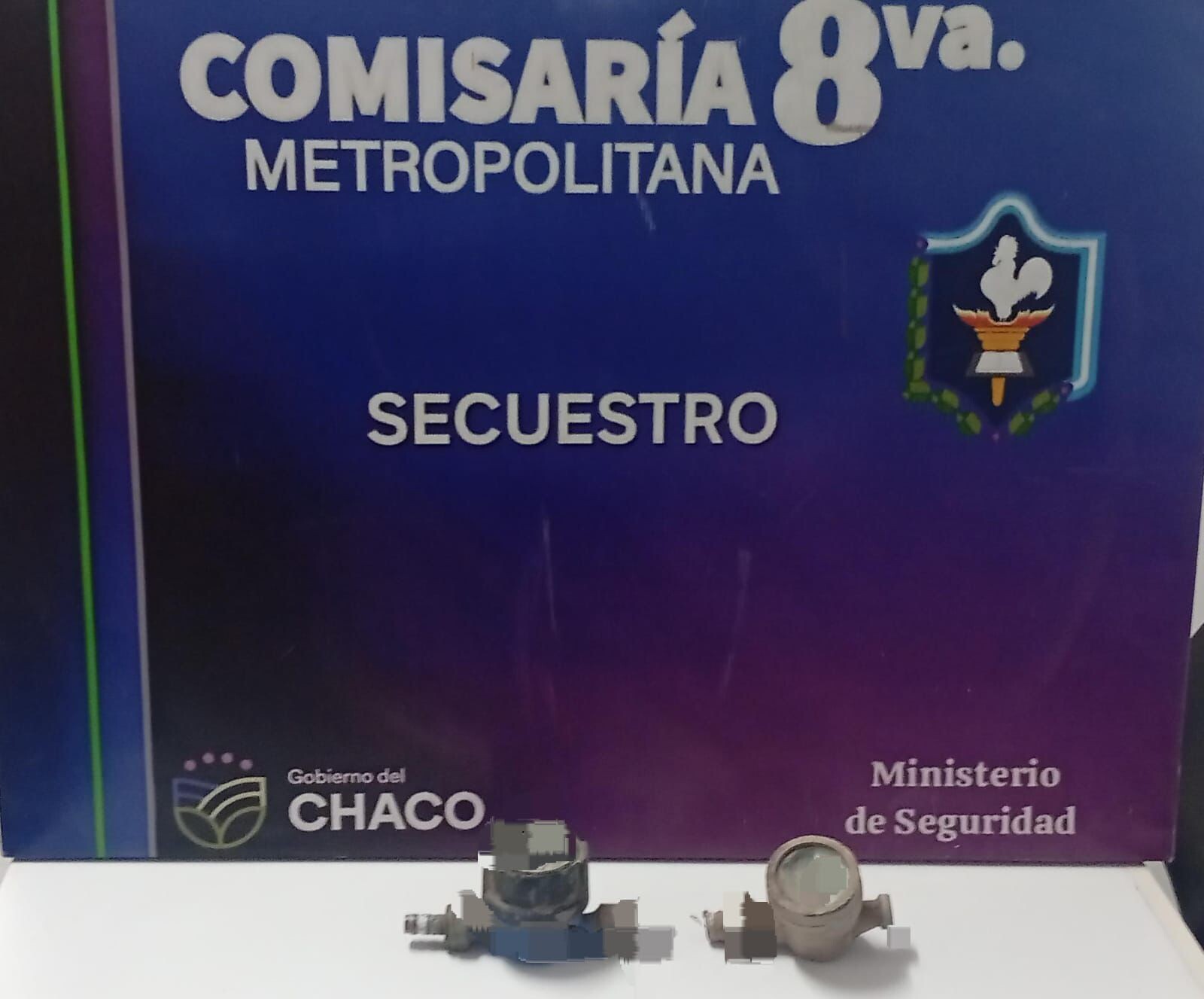 AGENTES POLICIALES DETUVIERON A UN JOVEN POR EL ROBO DE MEDIDORES DE AGUA EN RESISTENCIA