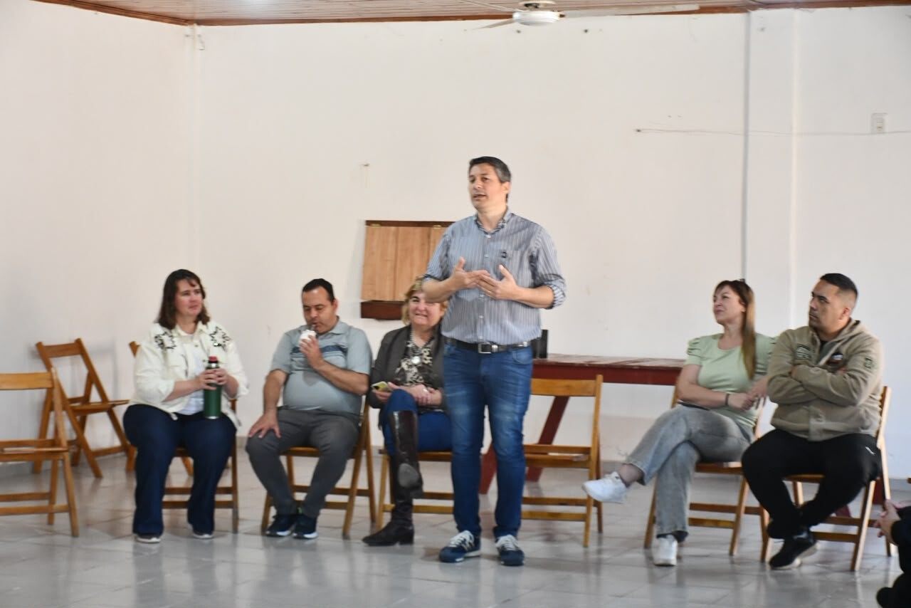 TRES ISLETAS | EL INTENDENTE DE MACHAGAI, JUAN GARCÍA, VISITÓ LA LOCALIDAD Y DIALOGÓ EN CONTACTO UNO