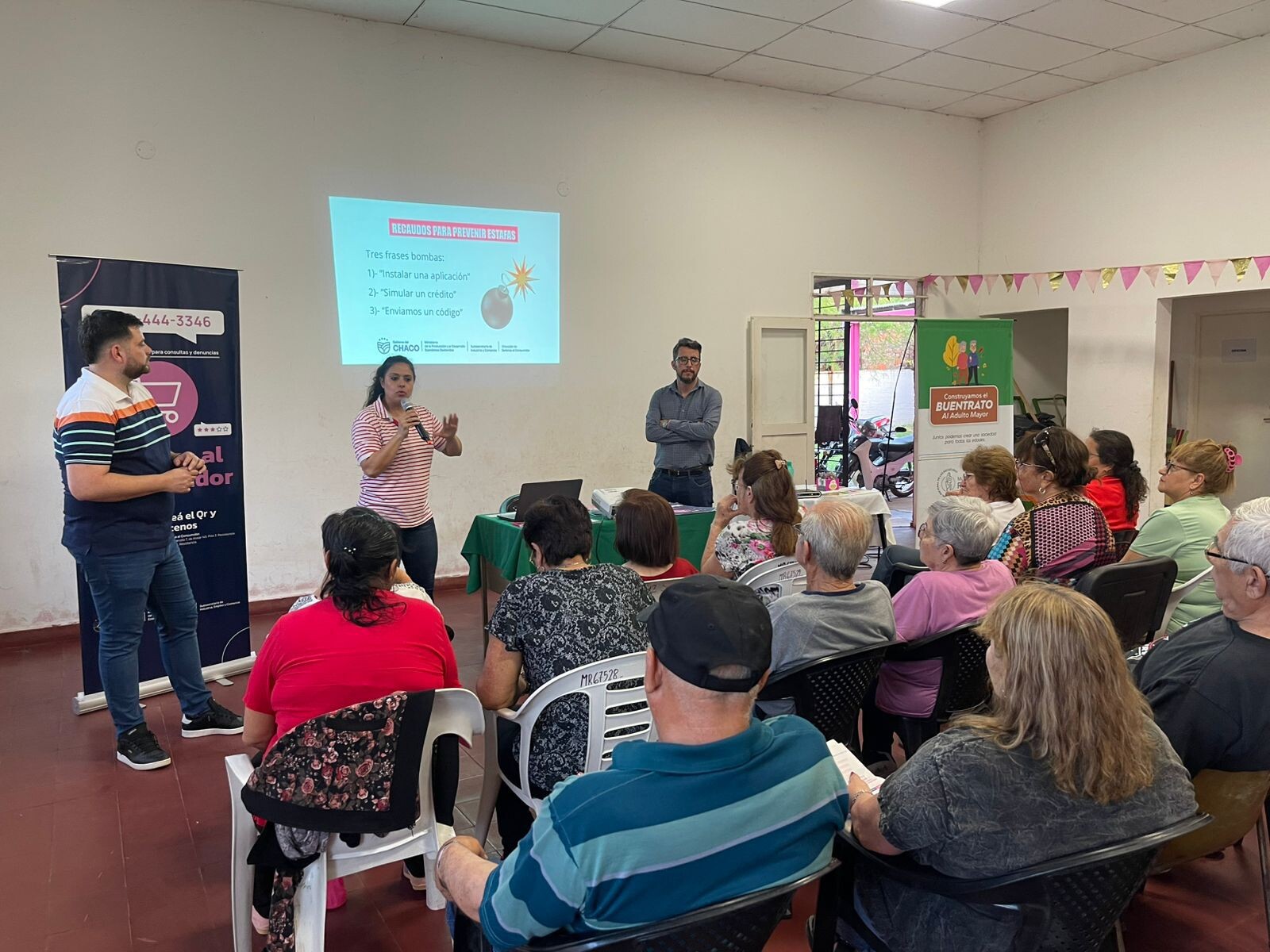 CAPACITAN A ADULTOS MAYORES PARA PREVENIR ESTAFAS VIRTUALES EN DISTINTOS BARRIOS DE RESISTENCIA