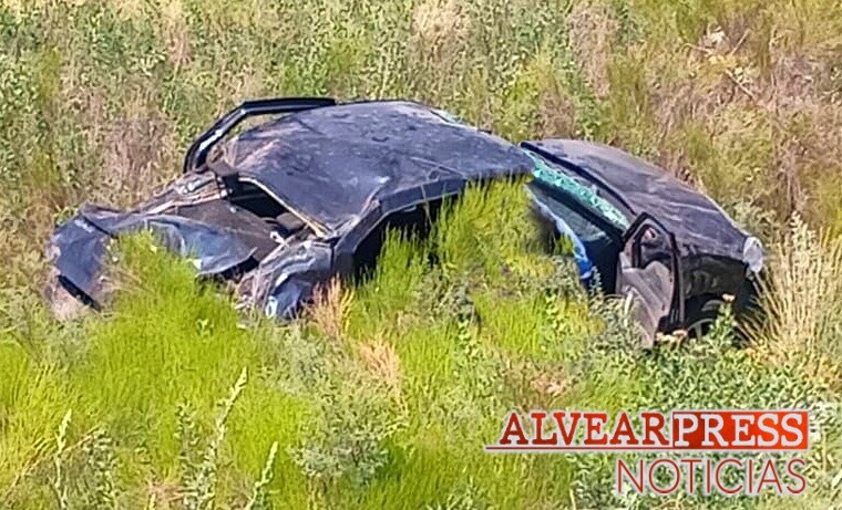 robaron un auto en Alvear y lo volcaron en la huida