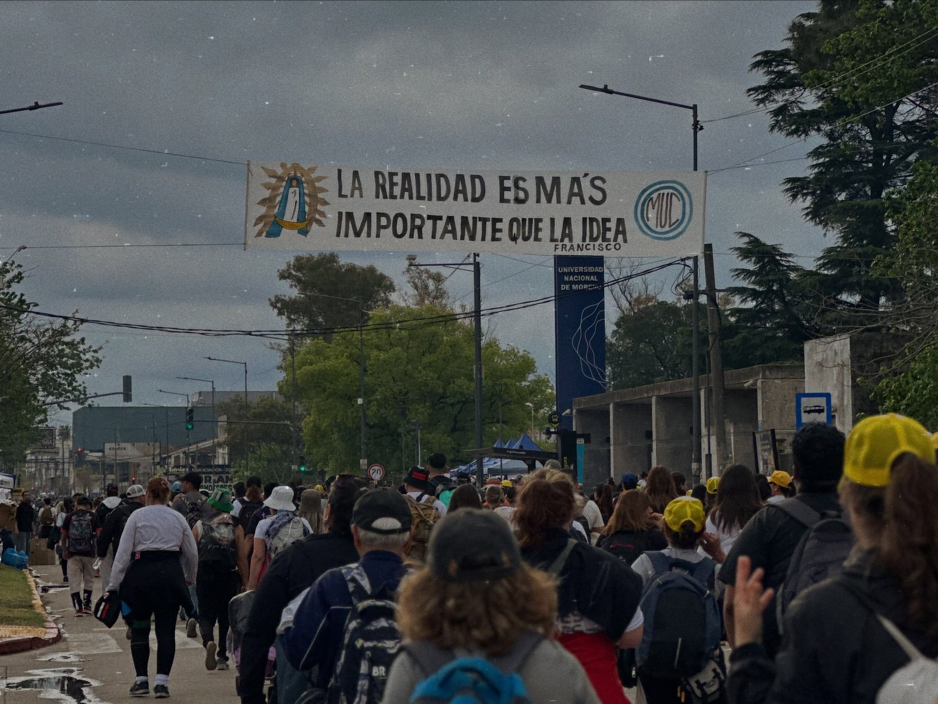 837568721_18640870732058166_6903772878490205225_n.jpg El sol tras el agua: la postal definitiva de una multitud que volvió a caminar hacia Luján
