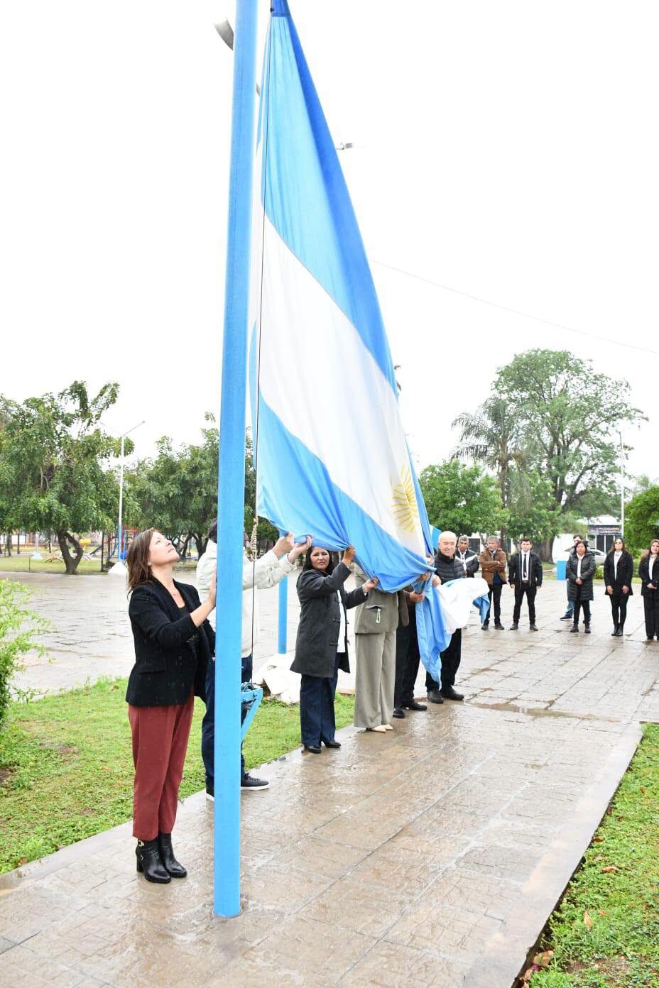 846024311_1117960260723462_7878119471491720545_n.jpg TRES ISLETAS: LA JEFA COMUNAL REALIZÓ EL IZAMIENTO DEL PABELLÓN NACIONAL POR EL DÍA DEL RESPETO A LA DIVERSIDAD CULTURAL