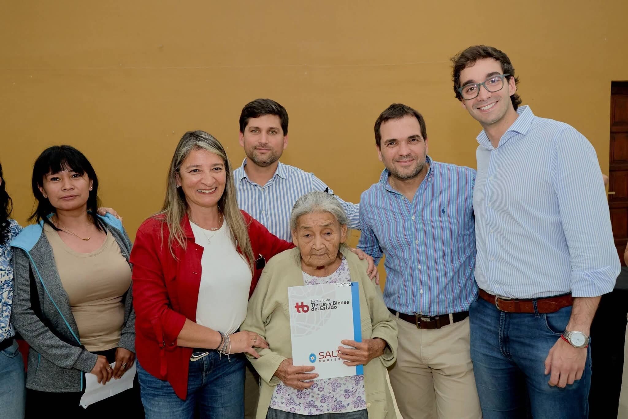 52 familias de oran recibieron escrituras y regularizaron la situación legal de sus viviendas