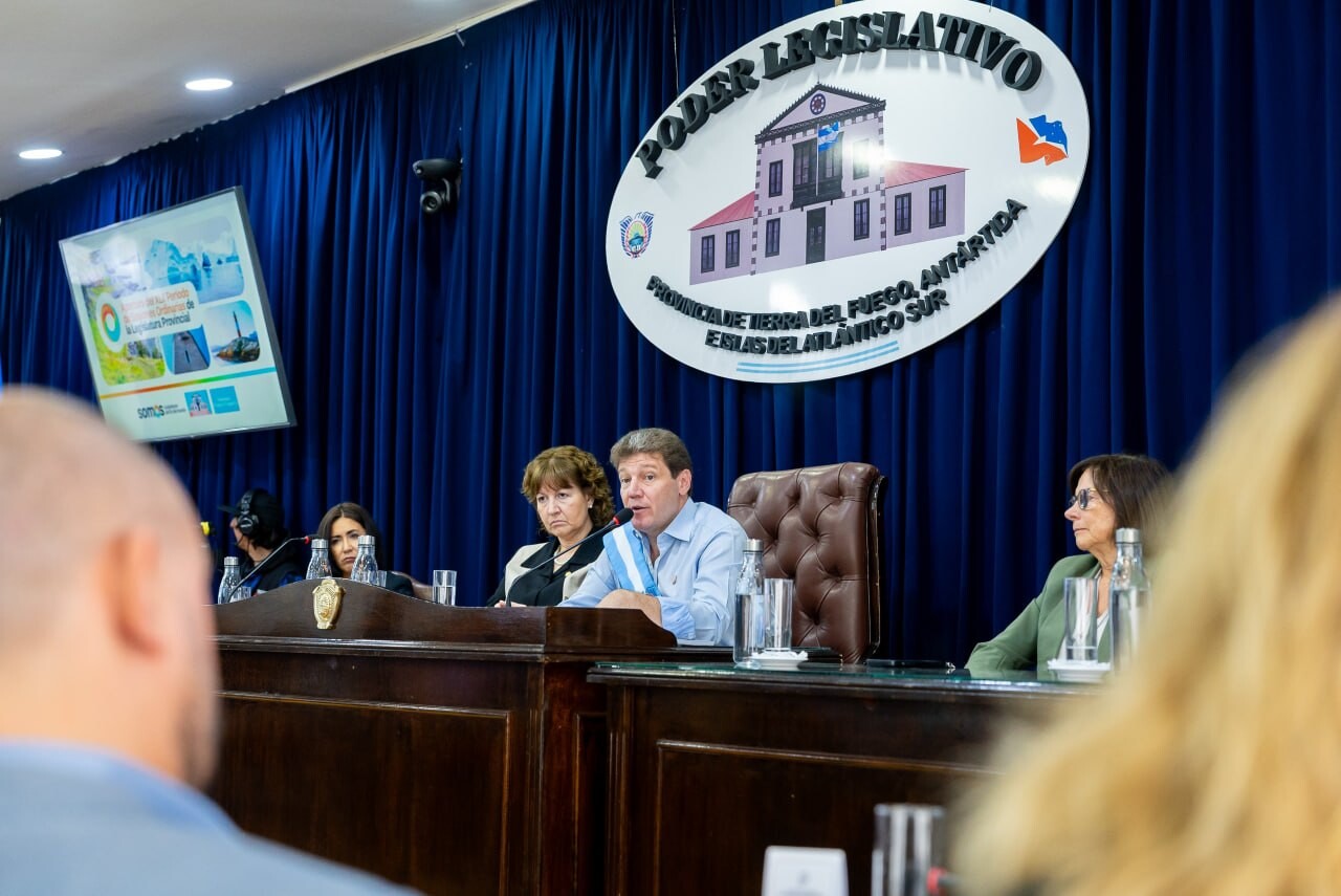 NUEVO IMPULSO FUEGUINO: EL GOBERNADOR MELELLA PRESENTÓ UN PAQUETE DE LEYES PARA LAS TRANSFORMACIONES QUE LA PROVINCIA NECESITA NUEVO IMPULSO FUEGUINO: EL GOBERNADOR MELELLA PRESENTÓ UN PAQUETE DE LEYES PARA LAS TRANSFORMACIONES QUE LA PROVINCIA NECESITA