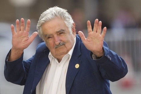 870716-63061-mujica-saludo-afp-baja-0-big.jpg MURIÓ JOSÉ «PEPE» MUJICA, UN LÍDER HISTÓRICO RECORDADO POR LA MAGIA DE LAS PALABRAS