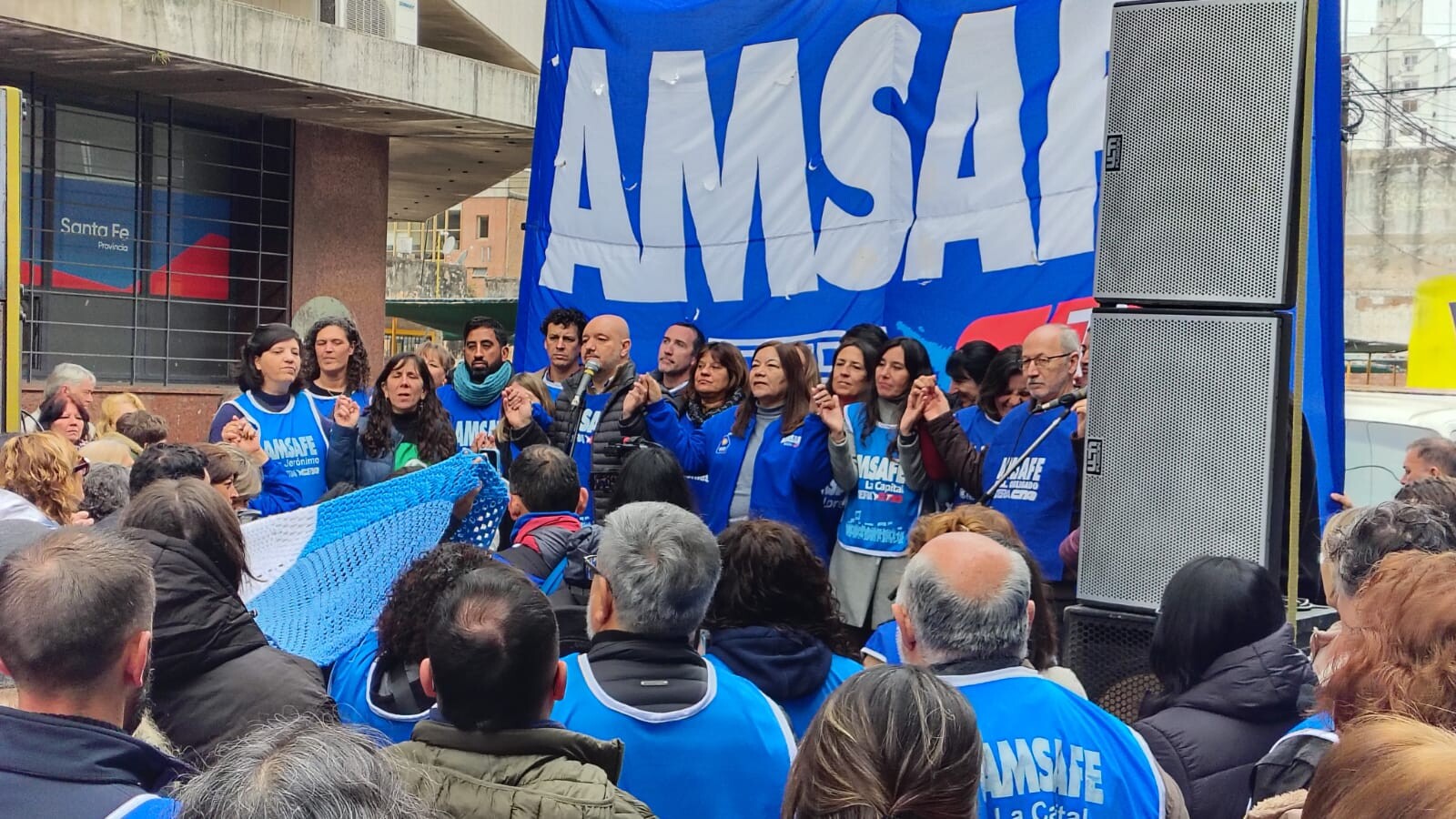 La delegación departamental participó de una masiva concentración frente a la Caja de Jubilaciones de Santa Fe. Lanzaron un petitorio para recolectar firmas en toda la provincia contra el ajuste previsional.La delegación departamental de AMSAFE San Lorenzo participó este miércoles 12 de agosto de una masiva concentración frente a la sede de la Caja de Jubilaciones y Pensiones de la Provincia de Santa Fe. La actividad se desarrolló en la capital santafesina en el marco de una Jornada Provincial de Protesta resuelta por la organización gremial para manifestar el rechazo de la docencia a las modificaciones previsionales vigentes.Durante la manifestación, la representación de San Lorenzo acompañó el lanzamiento oficial de un petitorio de alcance provincial. Esta campaña de firmas buscará el respaldo de trabajadores de la educación, tanto en actividad como jubilados, con el objetivo de exigir formalmente a las autoridades del Ejecutivo santafesino la inmediata derogación de la reforma jubilatoria.Desde la conducción sindical sostuvieron con firmeza que las jubilaciones constituyen un derecho irrenunciable conquistado tras toda una vida de trabajo, por lo que bajo ningún punto de vista pueden transformarse en una variable de ajuste económico. Asimismo, denunciaron el impacto negativo que las medidas actuales generan sobre el poder adquisitivo de los pasivos del sector público.El documento central presentado durante la protesta sintetiza los cuatro ejes fundamentales del reclamo docente: la derogación de la reforma previsional, la eliminación del denominado aporte solidario, el pago simultáneo de los aumentos salariales tanto para activos como para jubilados, y el estricto respeto del beneficio del 82% móvil. Bajo la consigna «¡Ningún retroceso previsional!», el gremio ratificó que continuará con las medidas de visibilización en las escuelas del departamento.