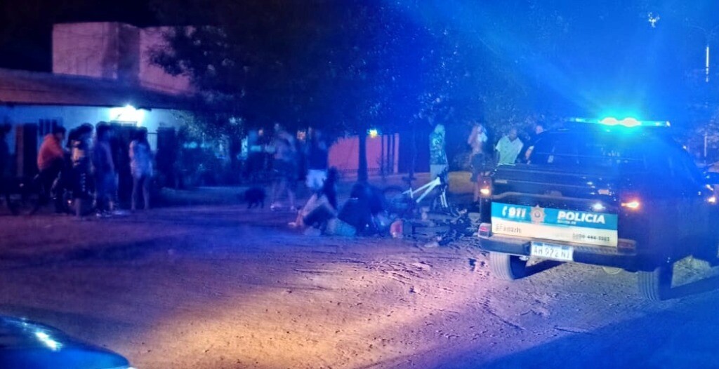 Violento choque de dos motos en las Toscas, dos mujeres con fracturas en sus piernas.