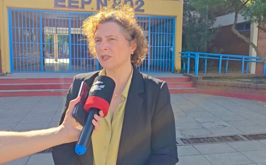 NUEVOS TIEMPOS EN EDUCACIÓN: EN CASTELLI EL GOBIERNO ENTREGÓ LIBROS Y KITS ESCOLARES PARA INSTITUCIONES DE LA REGIONAL EDUCATIVA II