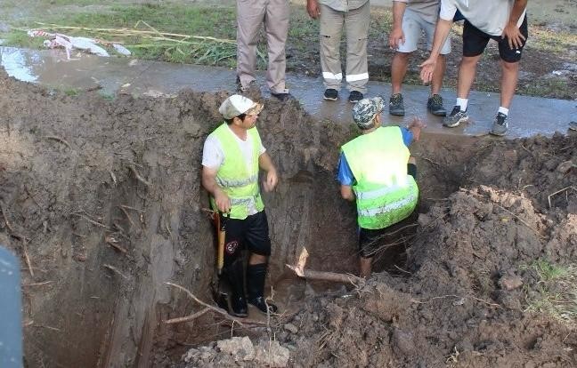 PUERTO TIROL: ANTE LA FALTA DE RESPUESTAS DE LA COOPERATIVA, SAMEEP INTERVINO Y REPARÓ UN CAÑO EN LA ZONA DEL PARQUE INDUSTRIAL