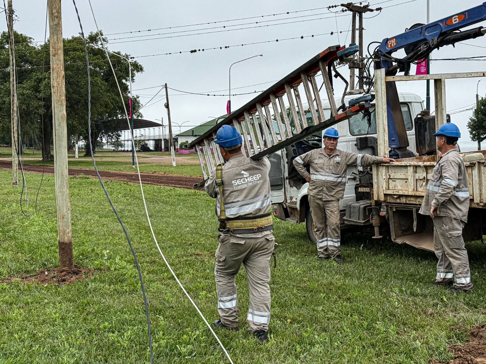 ISLA DEL CERRITO: SECHEEP REFUERZA EL SERVICIO ELÉCTRICO Y RENUEVA EL ALUMBRADO PARA EL TORNEO DEL DORADO