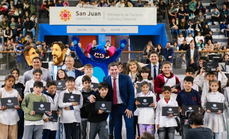 El gobernador Orrego encabezó la entrega de netbook a todos los estudiantes de 5to grado de Rawson