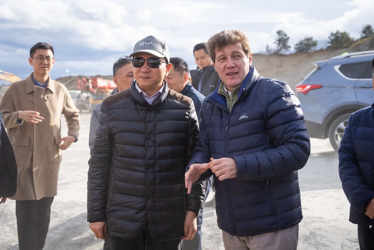 VISITA OFICIAL: EL GOBERNADOR MELELLA RECORRIÓ JUNTO AL EMBAJADOR DE CHINA Y SU COMITIVA LA OBRA DE LA NUEVA USINA EN USHUAIA