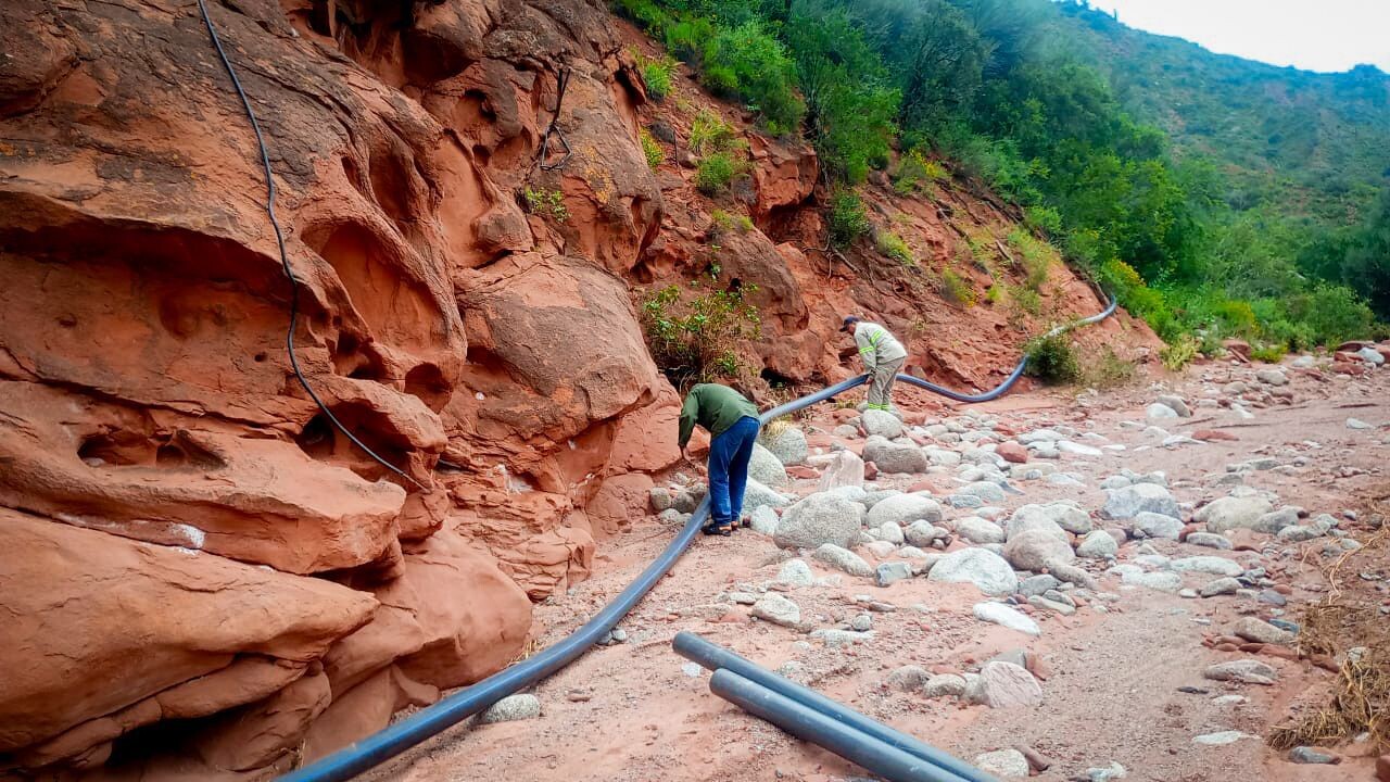 Respuesta hídrica ante emergencias – La Provincia reconstruyó la toma y el acueducto de Amana para restablecer el servicio tras la tormenta