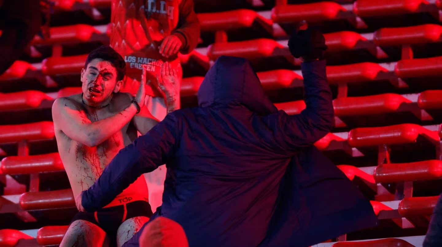 933a9bf0-1719-4bbe-b899-9c7717243b0b.jpg Así quedó la cancha de Independiente tras los salvajes incidentes: destrozos, facas, fuego y sangre