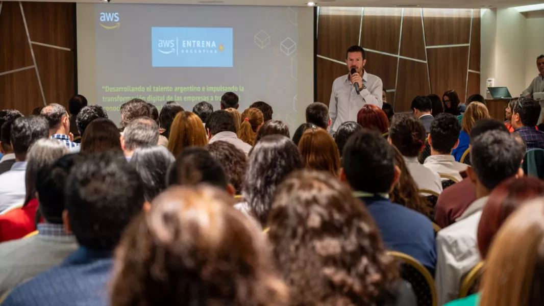 98840-modernizacion-y-amazon-web-services-presentaron-una-plataforma-gratuita-de-cursos-sobre-tecnologia-e-inteligencia-artificial.webp Presentaron una plataforma gratuita de cursos sobre tecnología e Inteligencia Artificial